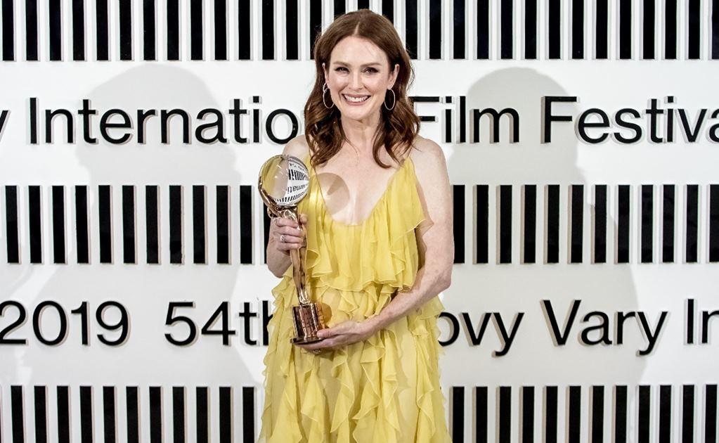 Julianne Moore recibe Globo de Cristal del festival de cine de Karlovy Vary