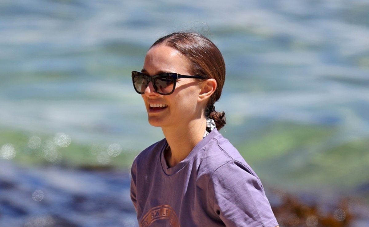 Natalie Portman luce figura tonificada con shorts en la playa