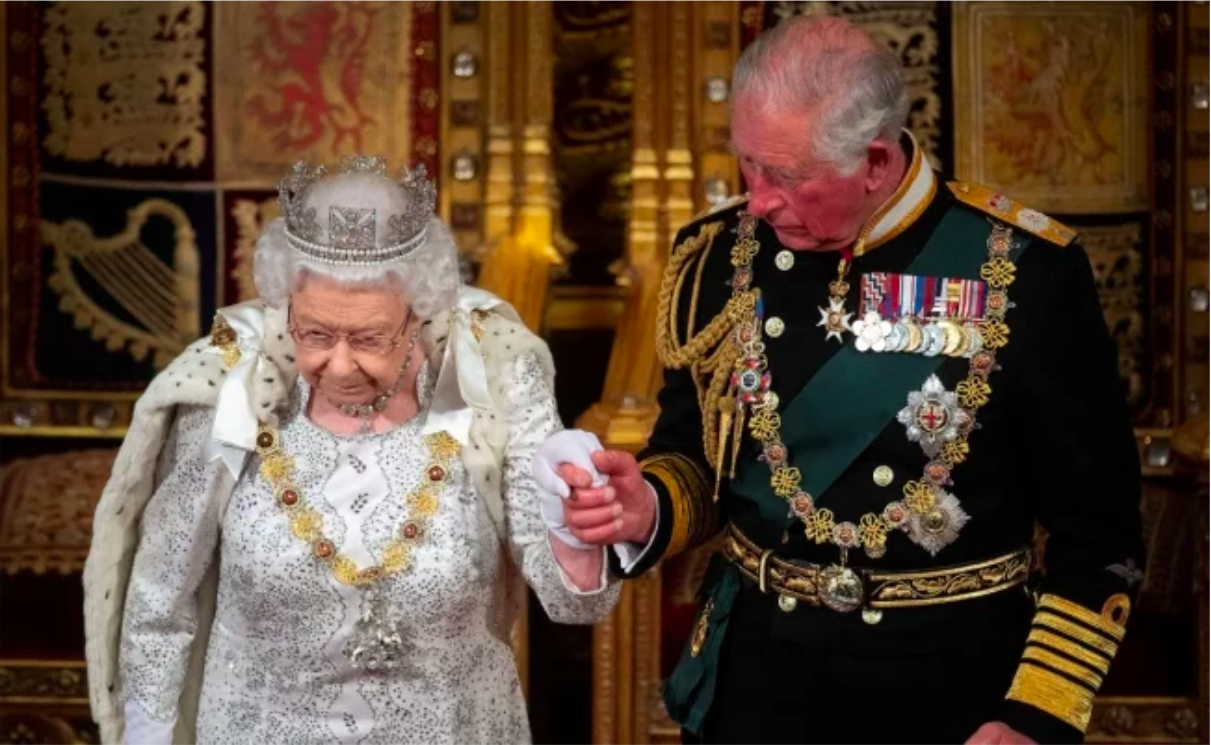 La reina Isabel II dejará de usar pieles animales