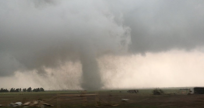 Video. Tornados azotan zonas de Oklahoma y Texas