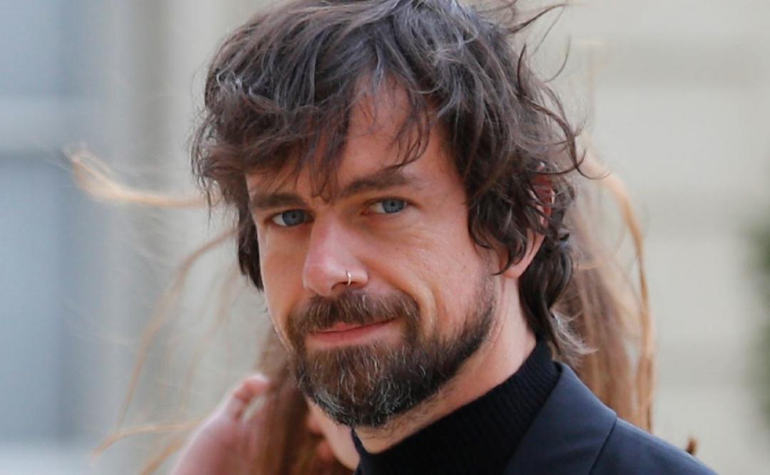 Jack Dorsey es captado en una isla con barba y de la mano de una mujer