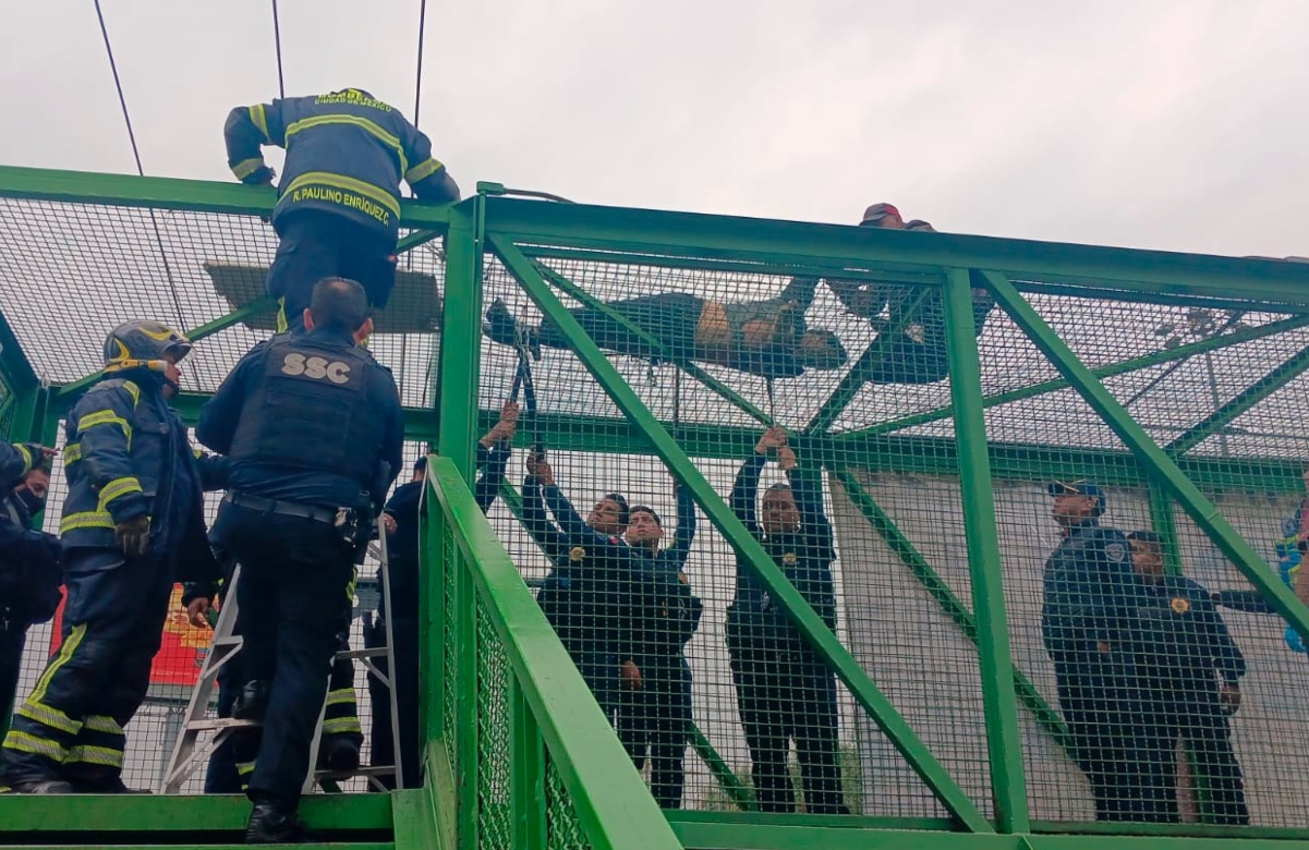 Termina electrocutado al poner publicidad en puente peatonal en la Avenida Ignacio Zaragoza