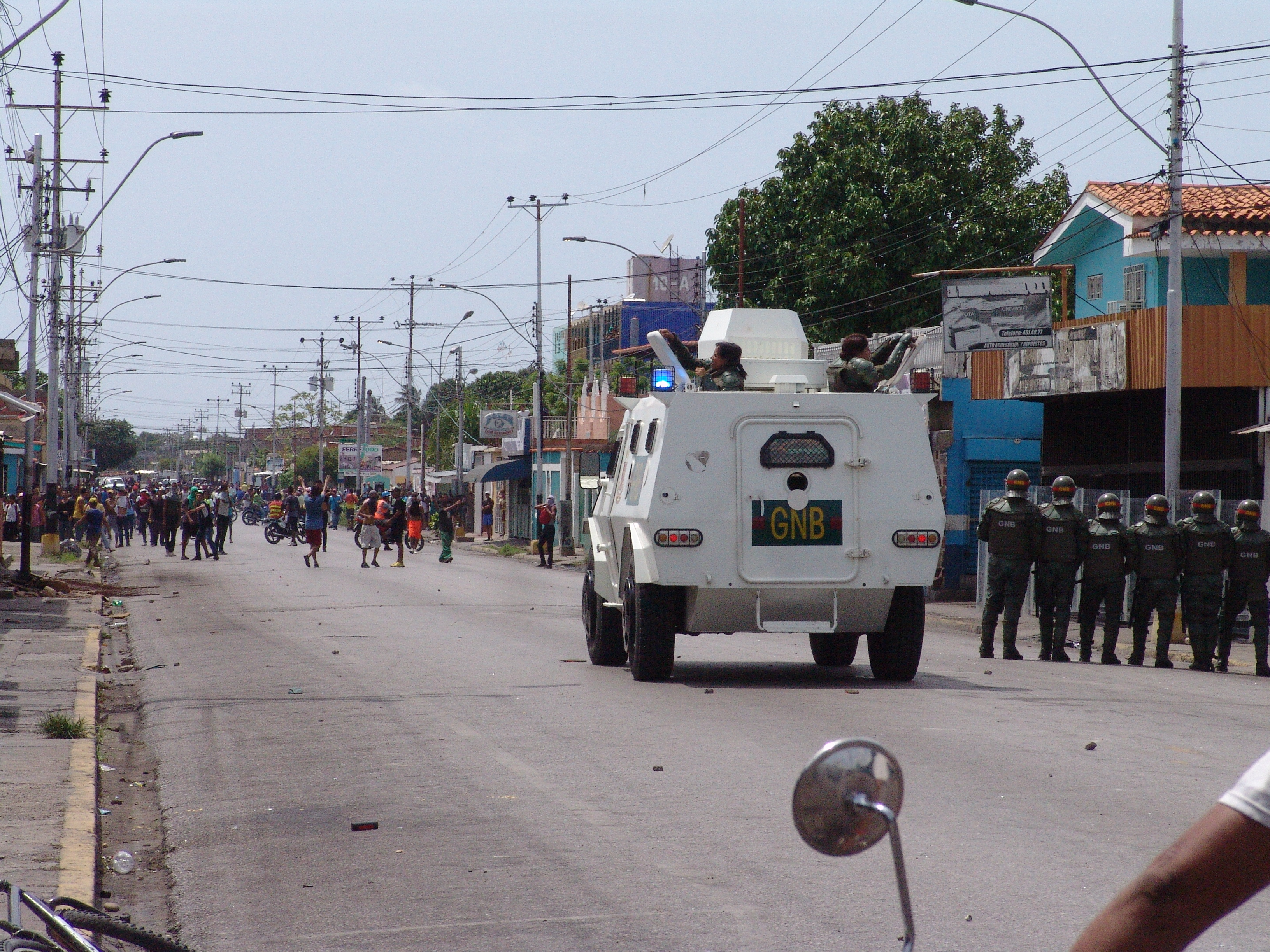 Suman 4 muertos por disturbios en Venezuela