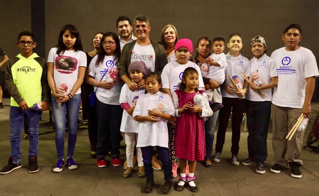 Alejandro Sanz convive con niños con cáncer en México