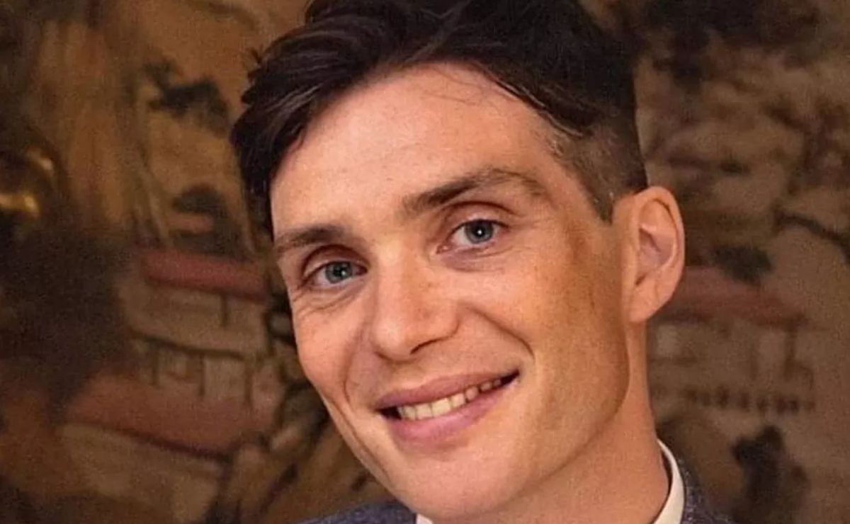 Cillian Murphy hace gala de su sencillez al conducir este económico vehículo utilitario junto a su familia