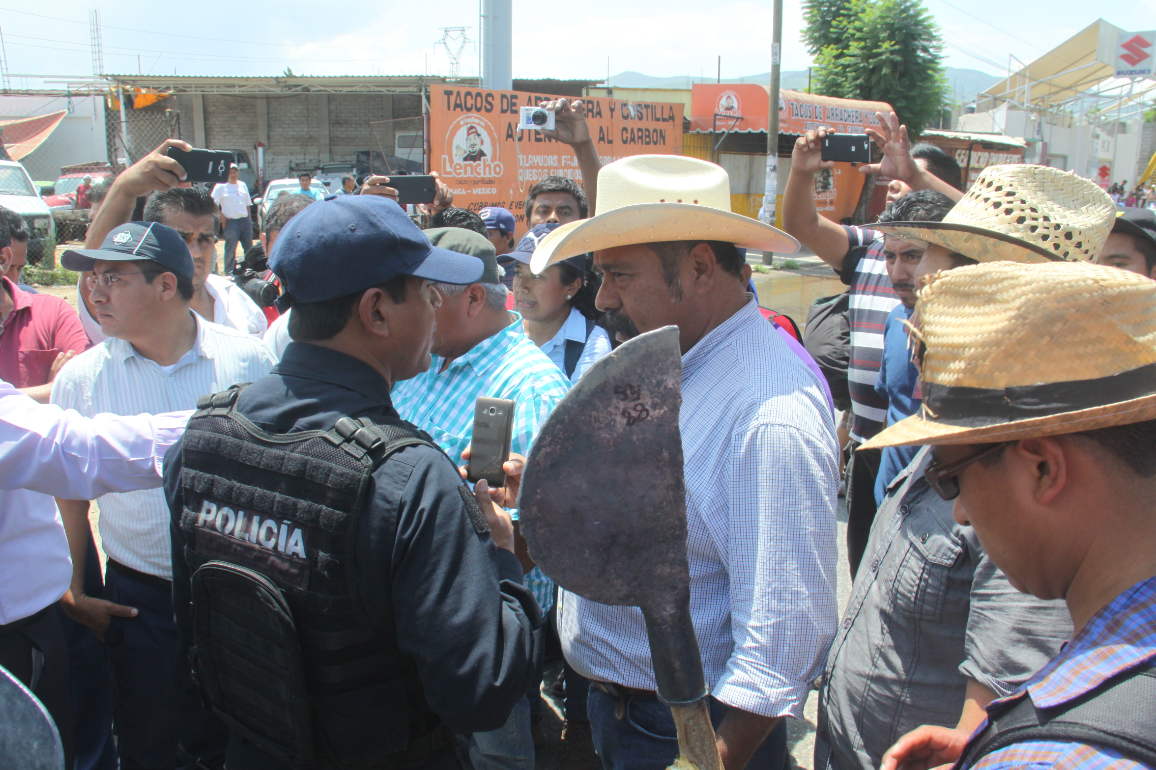 Marchan con machetes y palos en Oaxaca