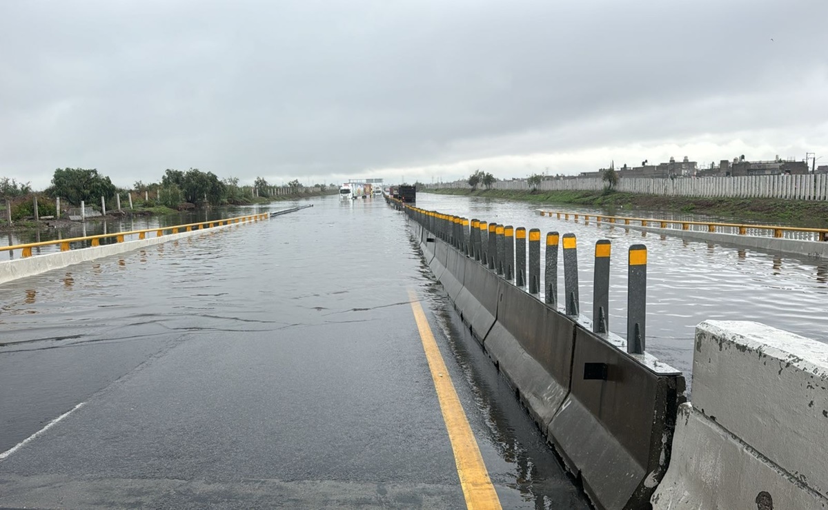 Caos en Circuito Exterior Mexiquense por encharcamiento; está cerrada la circulación en dirección a Tultitlán