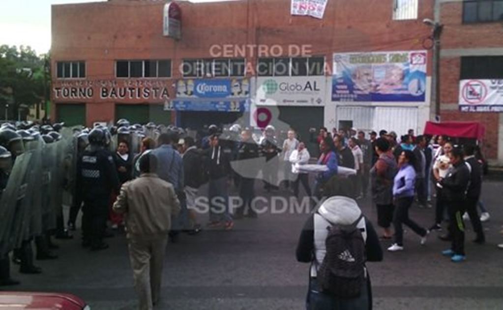 Vecinos se confrontan con granaderos en avenida de Las Torres