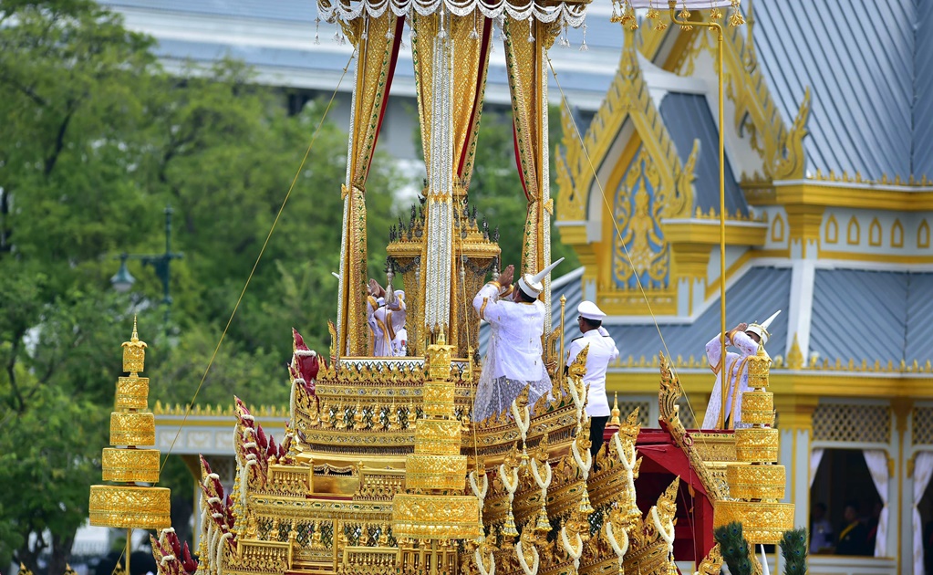 Tailandia despide con fastuoso funeral al rey Bhumibol