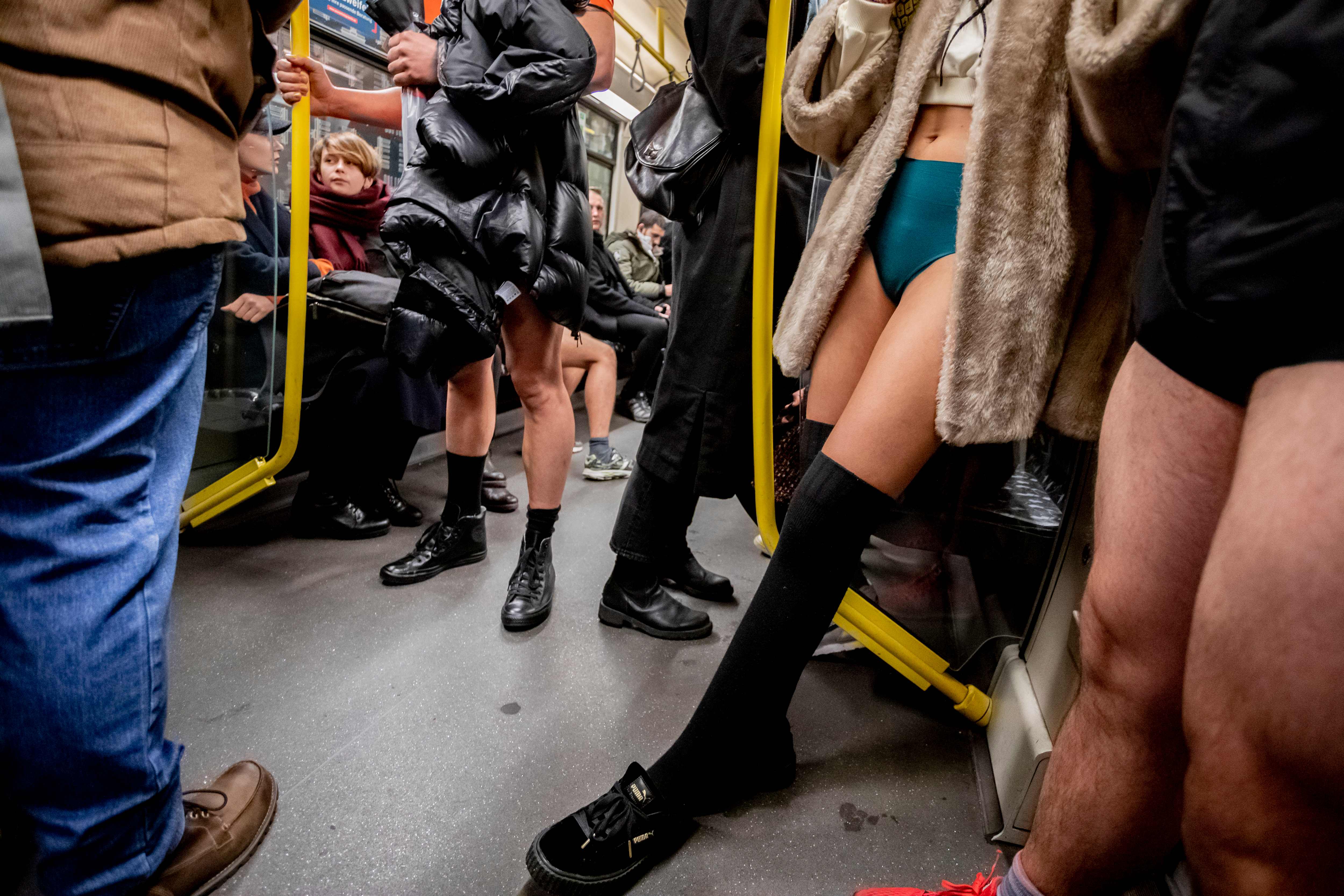 Frío y diversión en el día sin pantalones en el metro de Nueva York