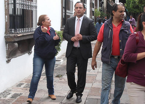 Ex alcalde de SJR se defiende de acusación 