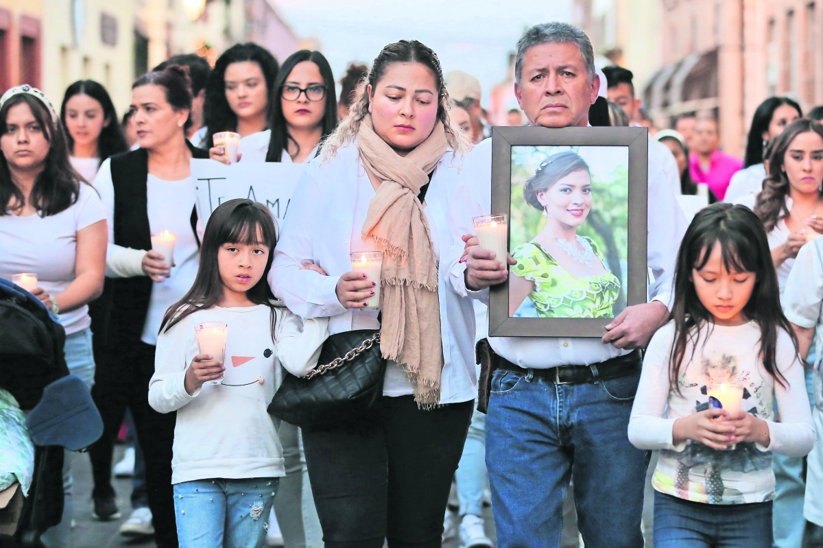 A un mes del ataque armado, familiares y amigos de jóvenes asesinados llenan el Santuario de la Virgen de la Luz