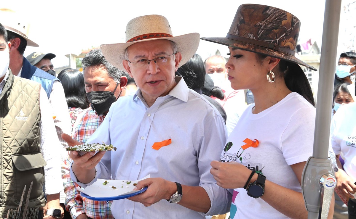 Edil de Toluca promueve el consumo local y saborea un huarache toluqueño 