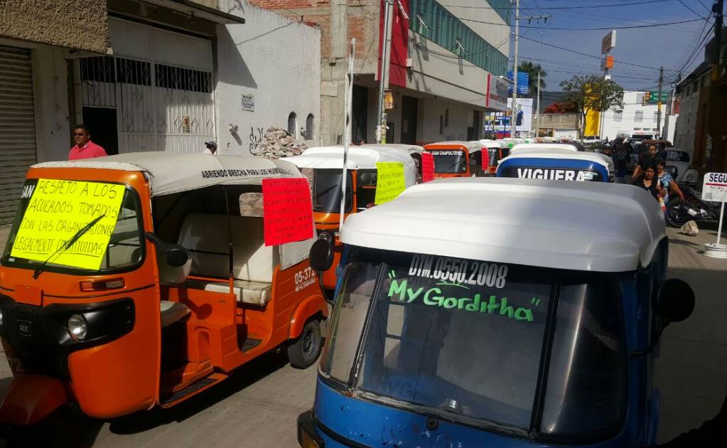 Protestan mototaxistas en Oaxaca