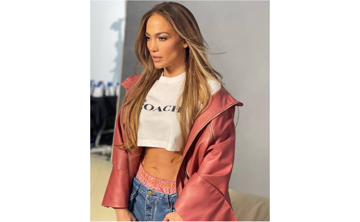 Jennifer Lopez y otras famosas reviven la moda de mostrar la ropa interior como parte del look