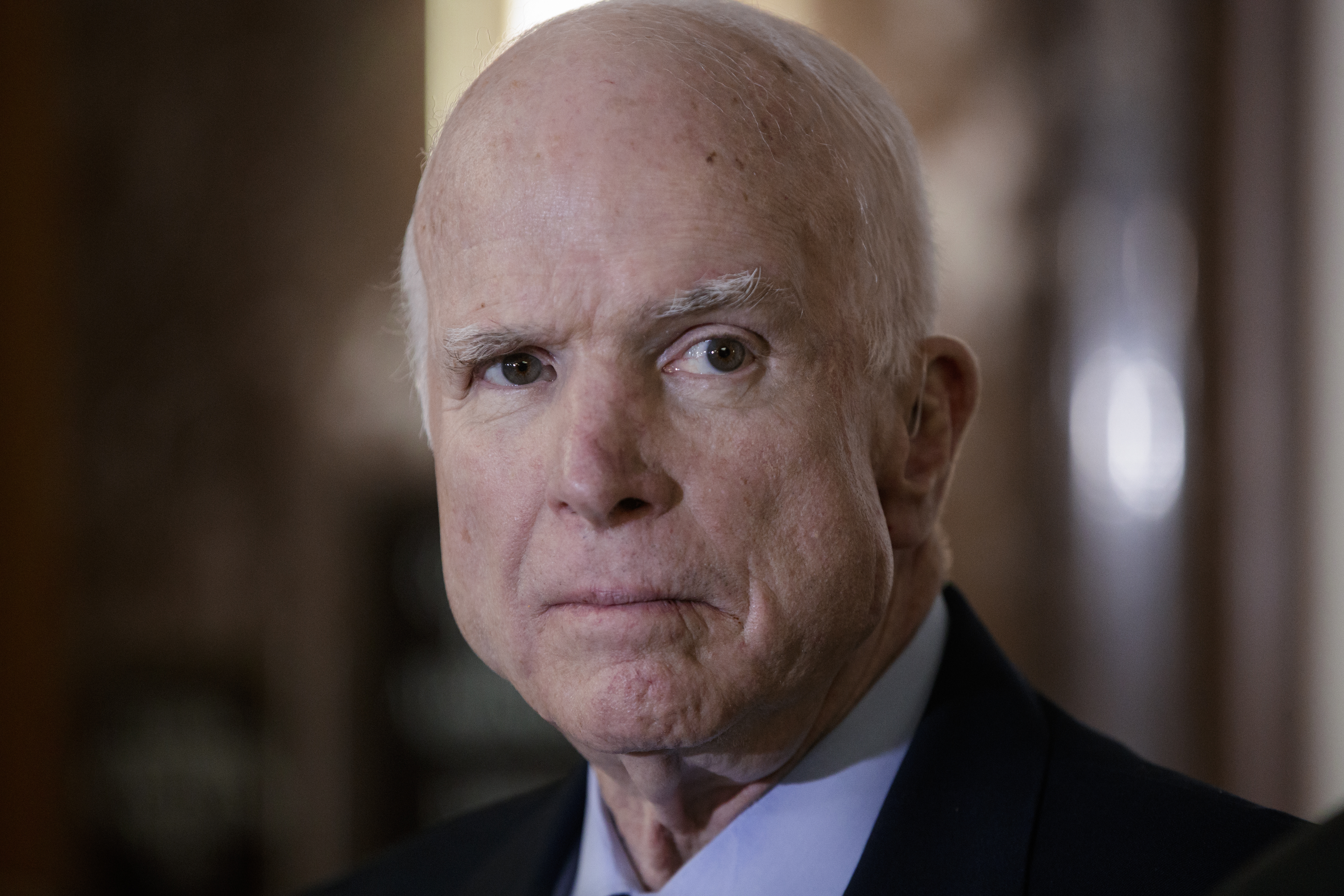 Funcionaria de Trump se burla de salud de John McCain