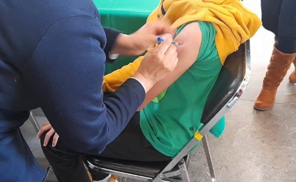 "Hay que aprovechar las vacunas y ser responsables", dicen jóvenes tras segunda dosis contra Covid