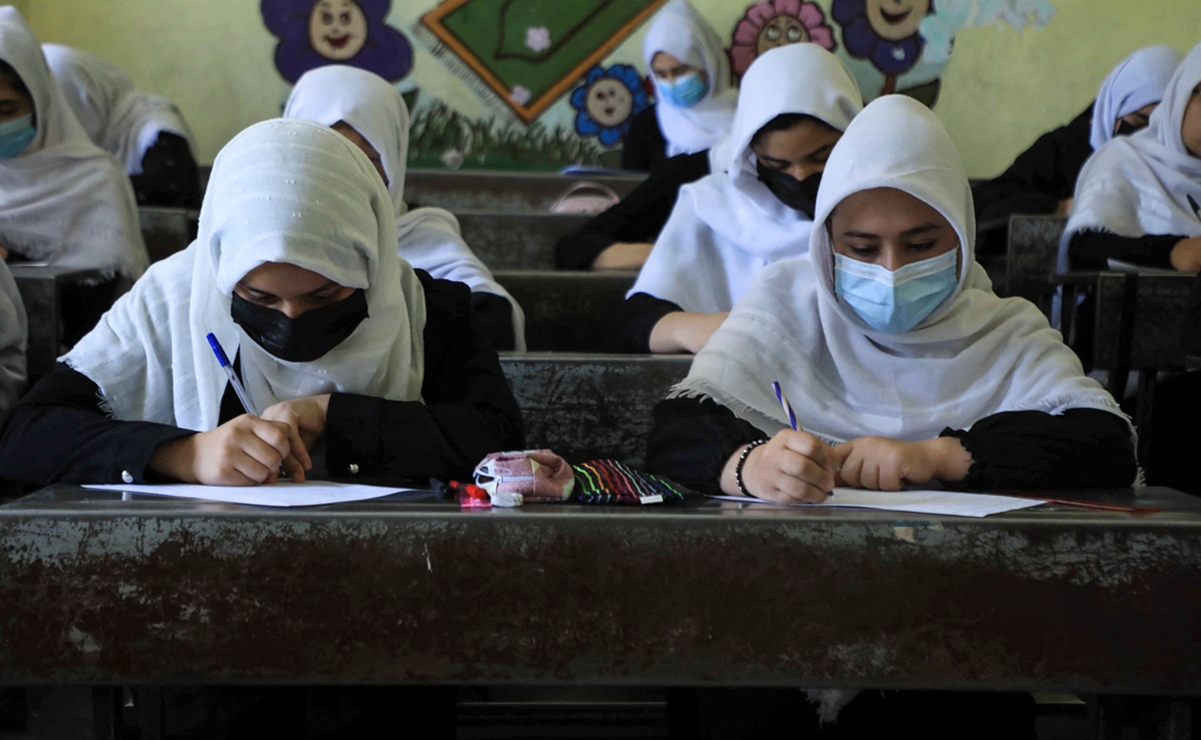 Afganas podrán estudiar hasta la universidad; burka no será obligatoria, dicen talibanes