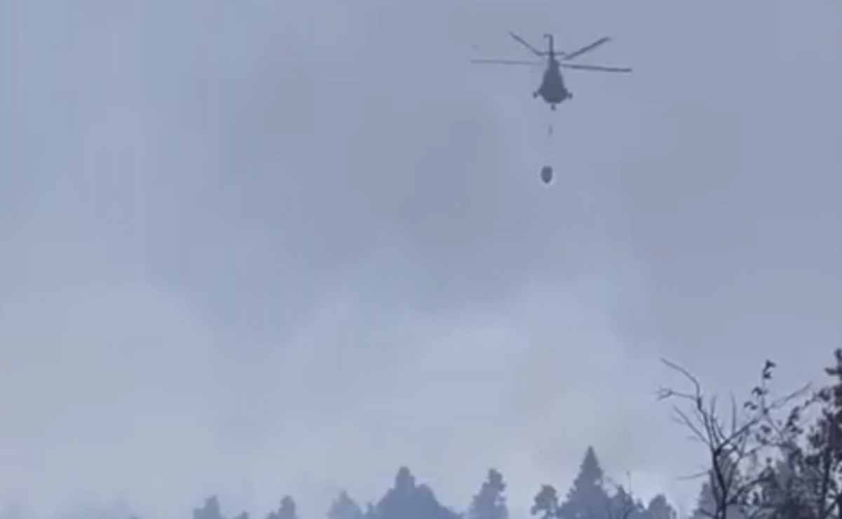 Helicóptero de la Marina descarga agua para mitigar incendio en bosque de Santa María Mazatla, Jilotzingo