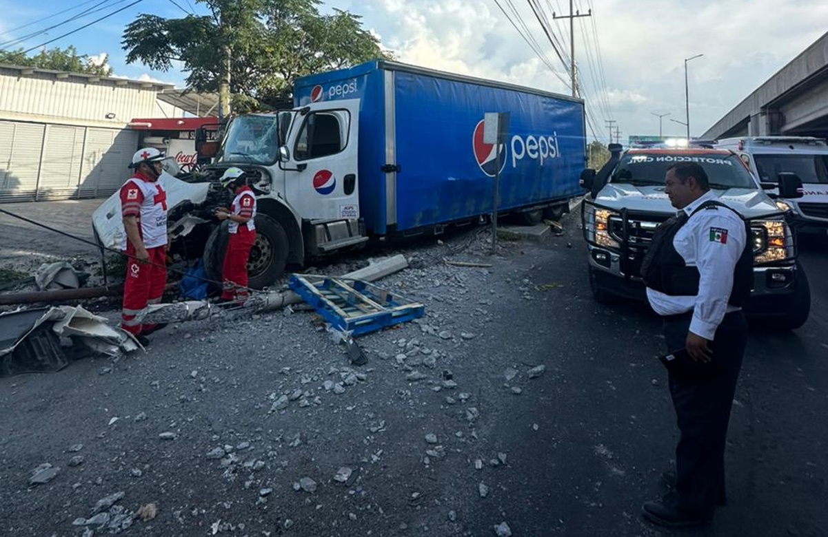Camión de refrescos arrolla a varias personas en Escobedo; reportan 2 muertos y 2 heridos