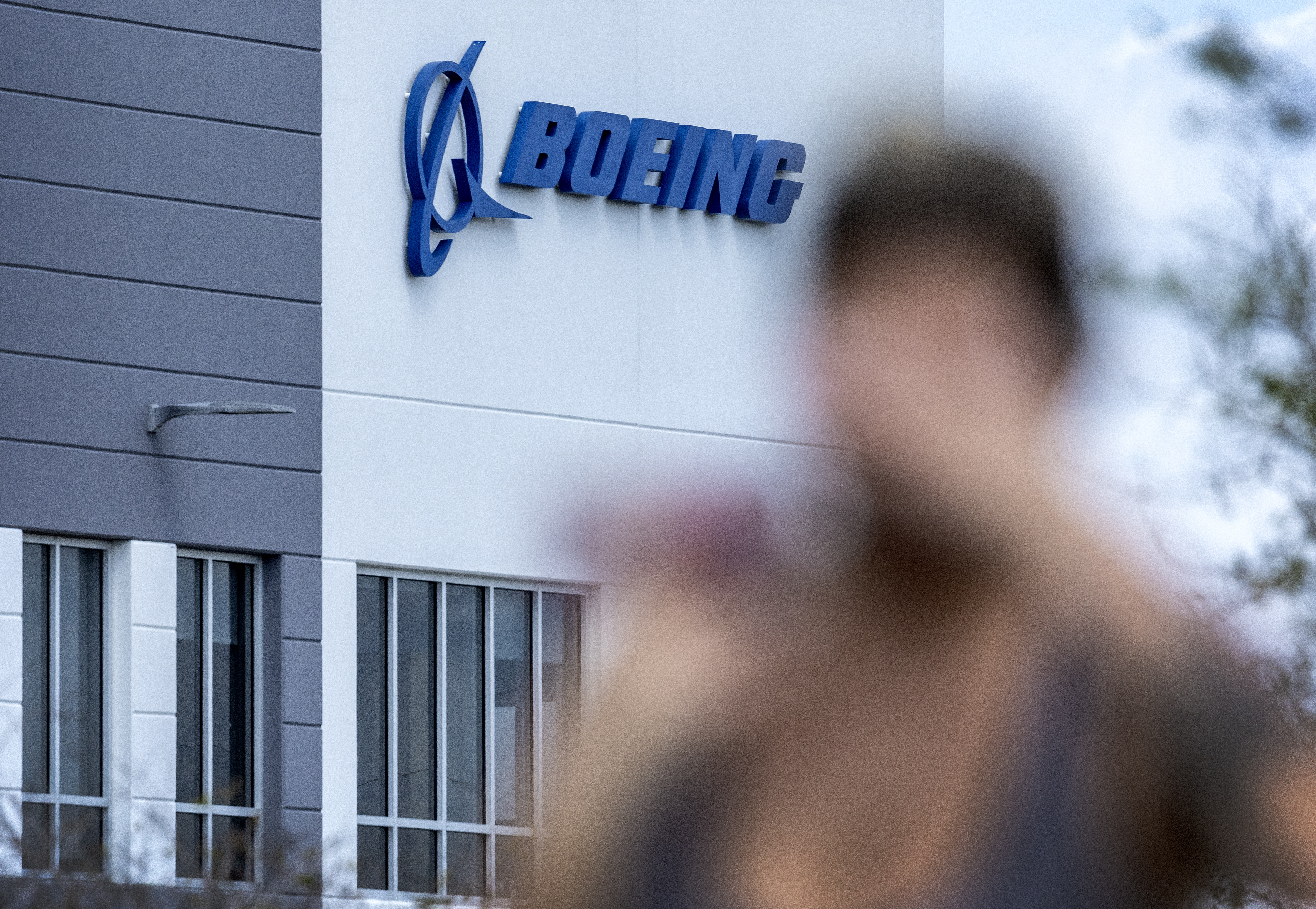 Muere exempleado de Boeing que reveló fallos en seguridad en los aviones