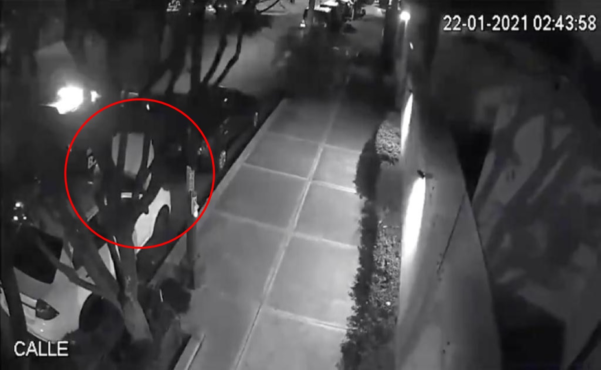 Mujer denuncia en redes que policía de CDMX robó computadora de motor de su auto; muestra video