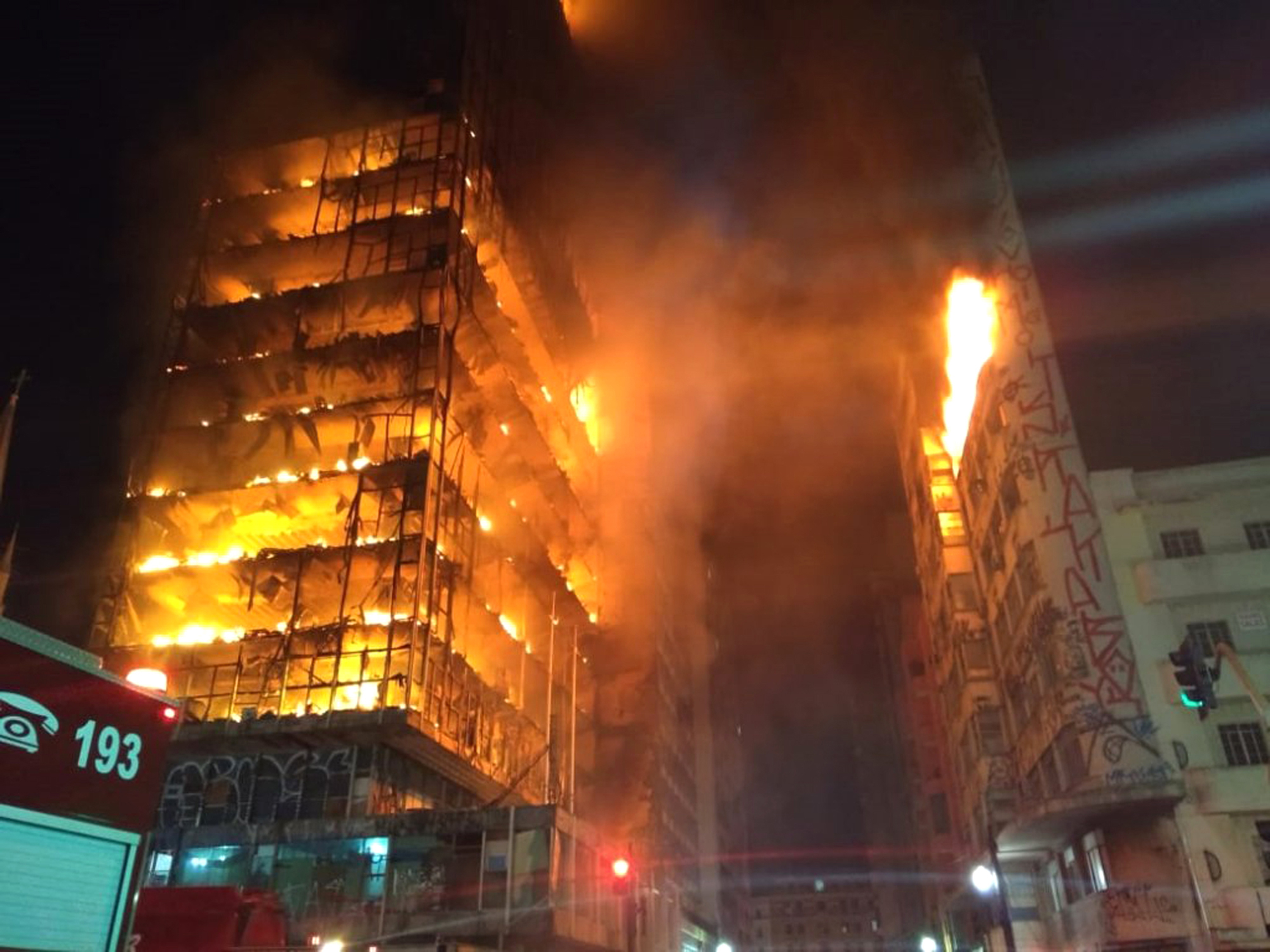 Video. Se incendia y colapsa edificio en Sao Paulo; hay al menos un muerto