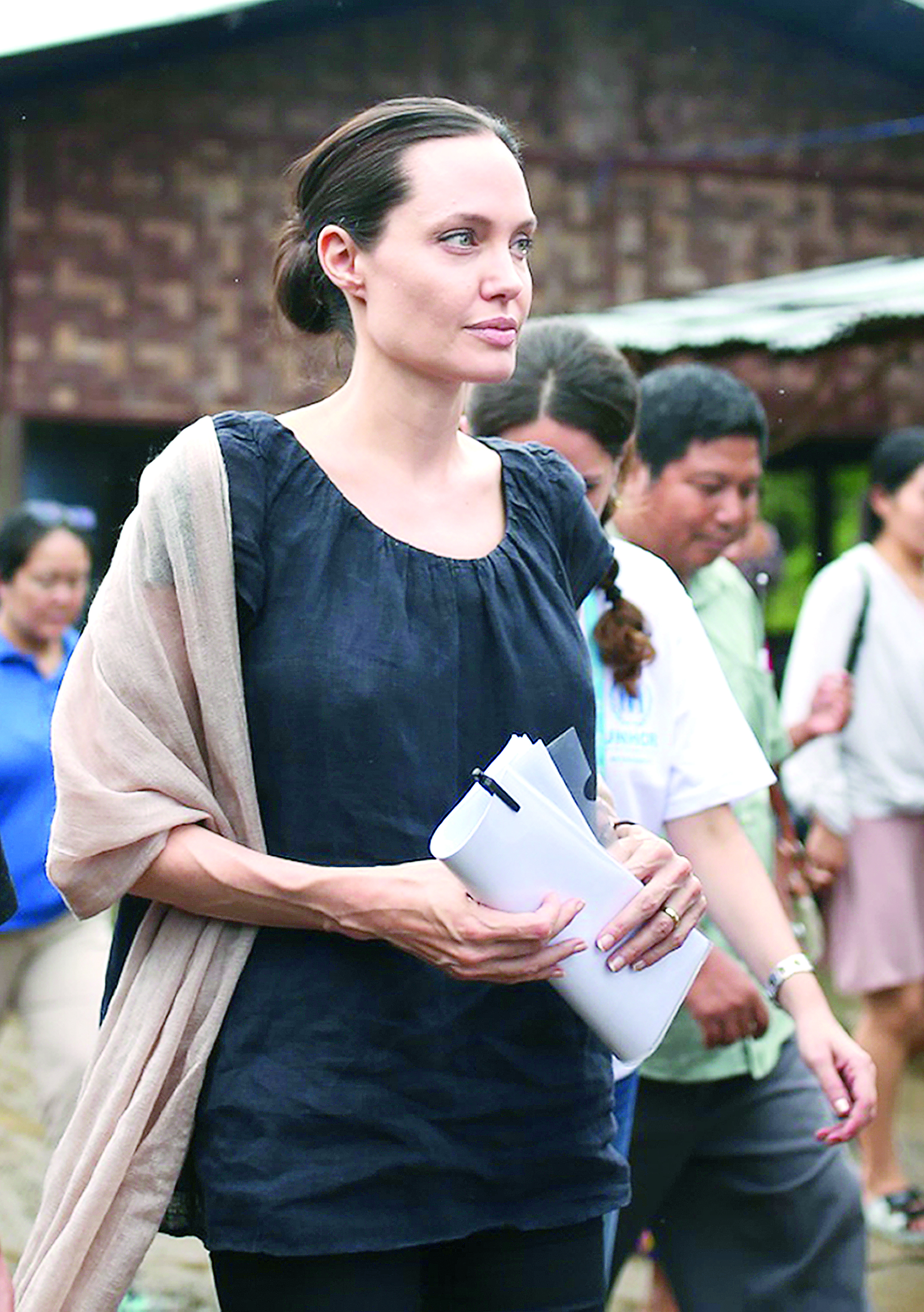 Angelina Jolie se reúne con trabajadoras