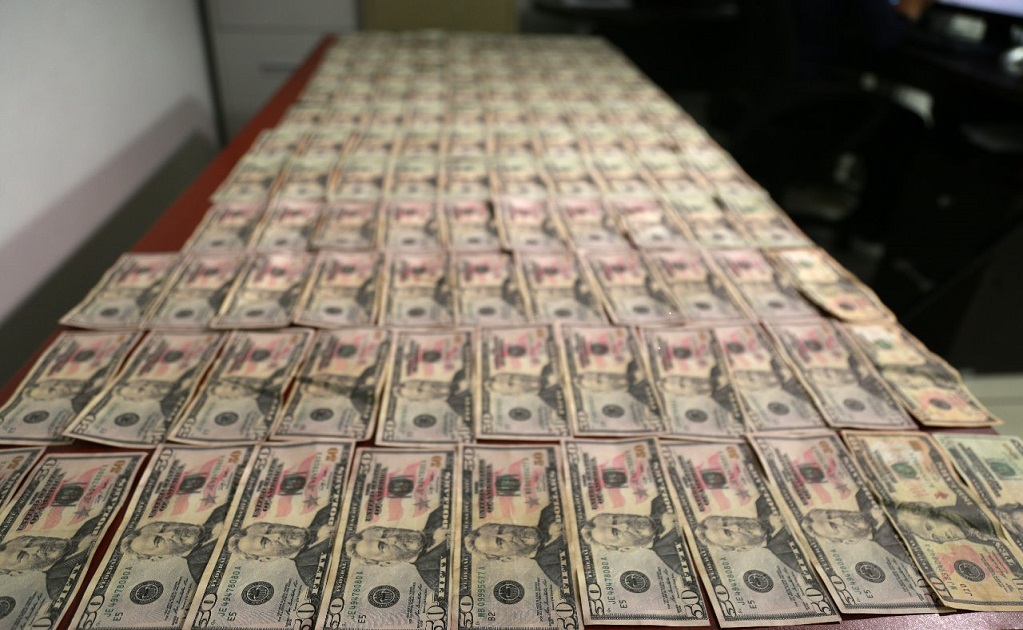 Aseguran dólares falsos a tres sujetos en Culiacán