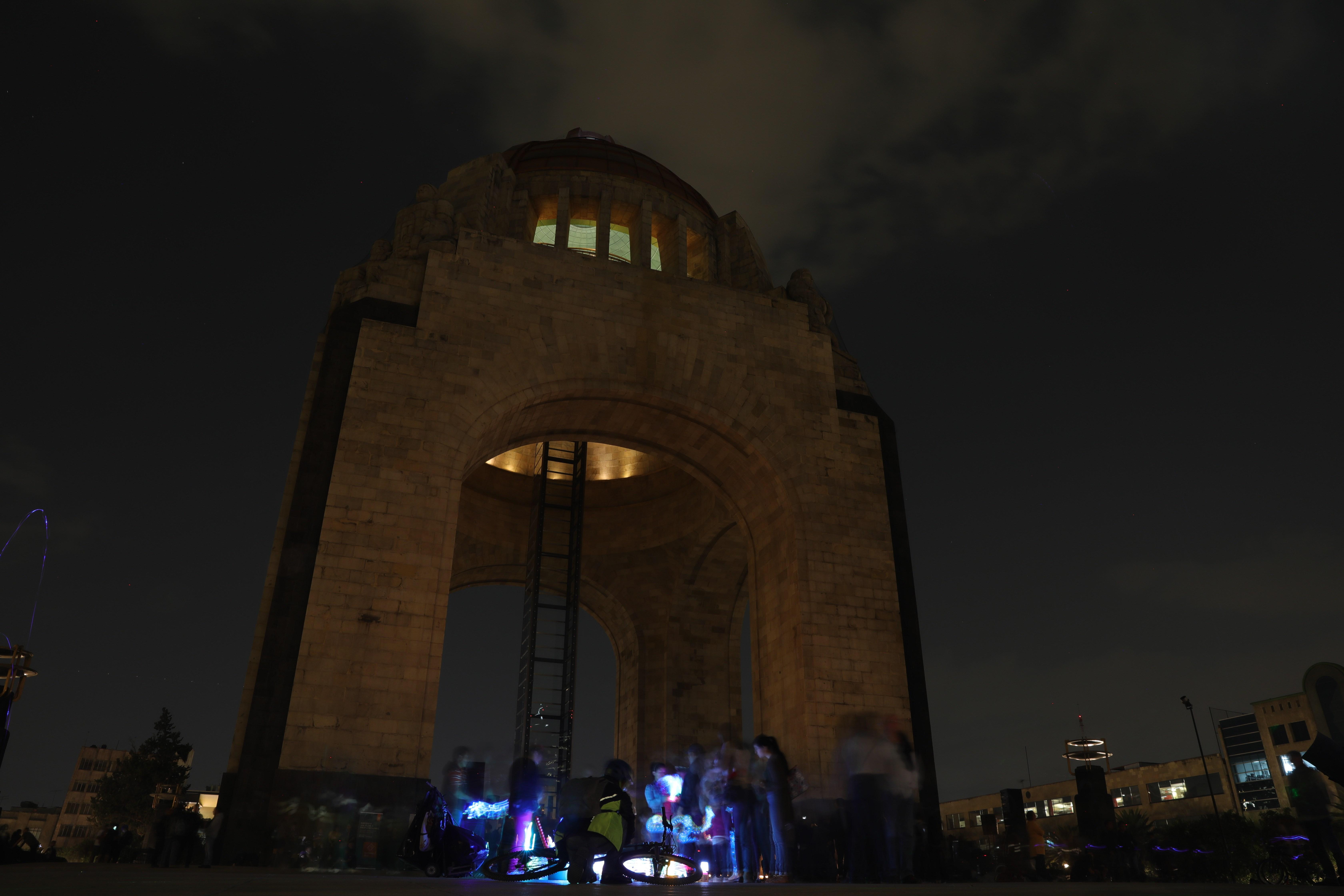 Veladoras iluminaron Monumento a la Revolución en La Hora del Planeta