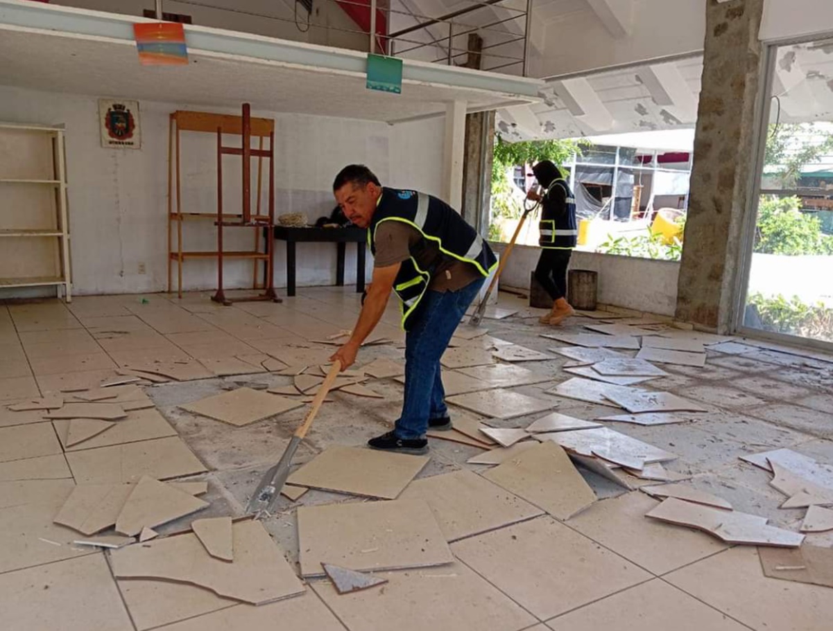 Con retiro de escombros inician reparaciones del Centro Cultural Acapulco