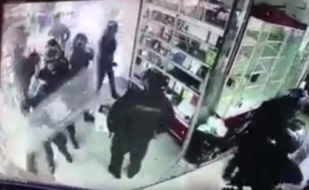 Video capta a policías tomando celulares en Plaza Meave