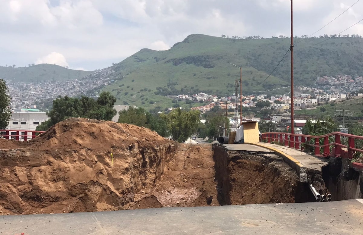 Siguen trabajos para reparar socavón en Tlalnepantla, aseguran autoridades pese a queja de vecinos