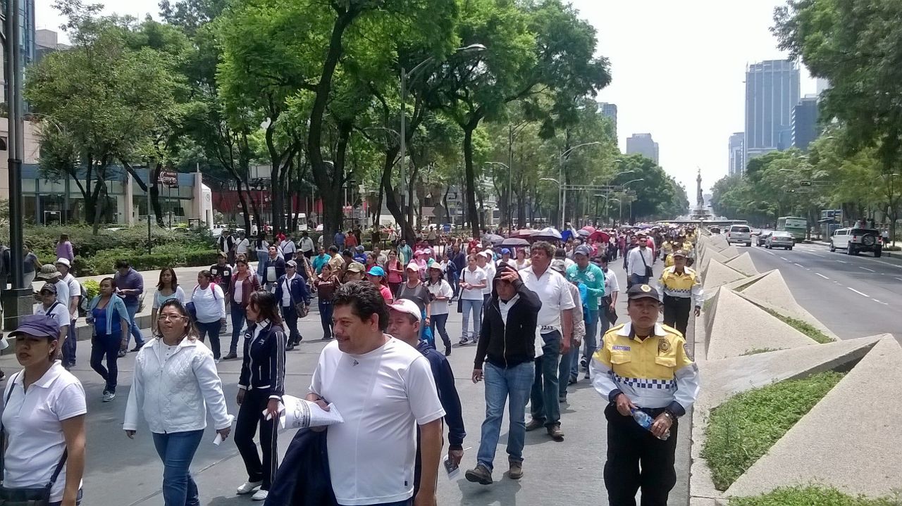 Avanzan manifestantes sobre Paseo de la Reforma