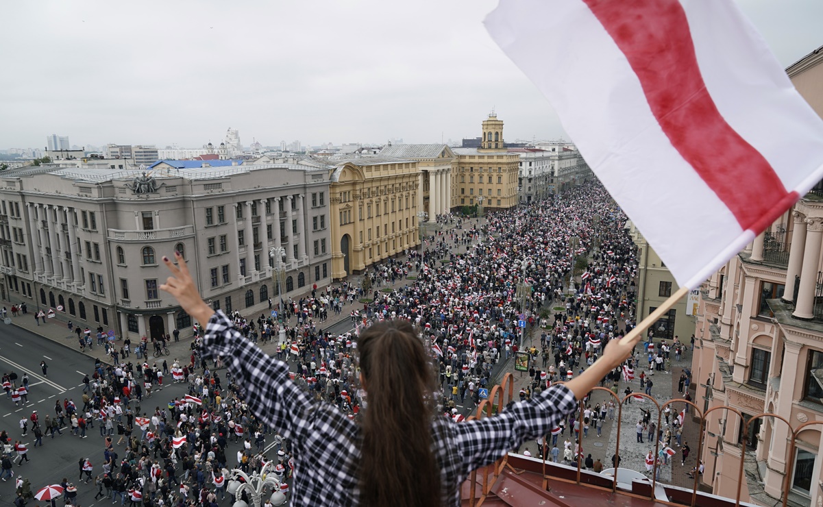 Más de 10 mil mujeres marchan en Minsk contra la violencia policial en Bielorrusia