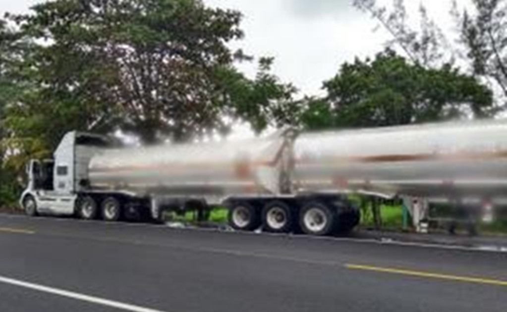 Aseguran autotanque cargado con 35 mil litros de combustible en Tabasco