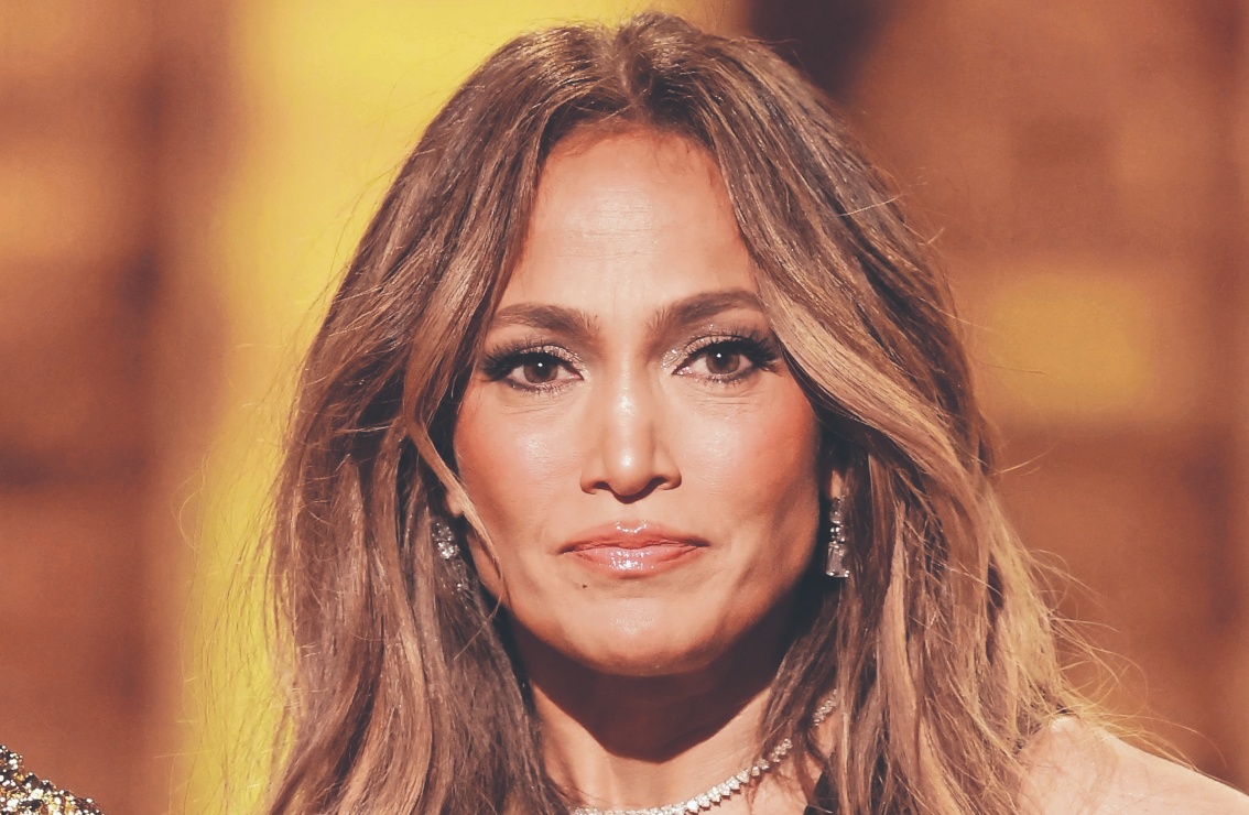 Jennifer Lopez apuesta por un cambio de look en tonos castaños, la tendencia de 2023