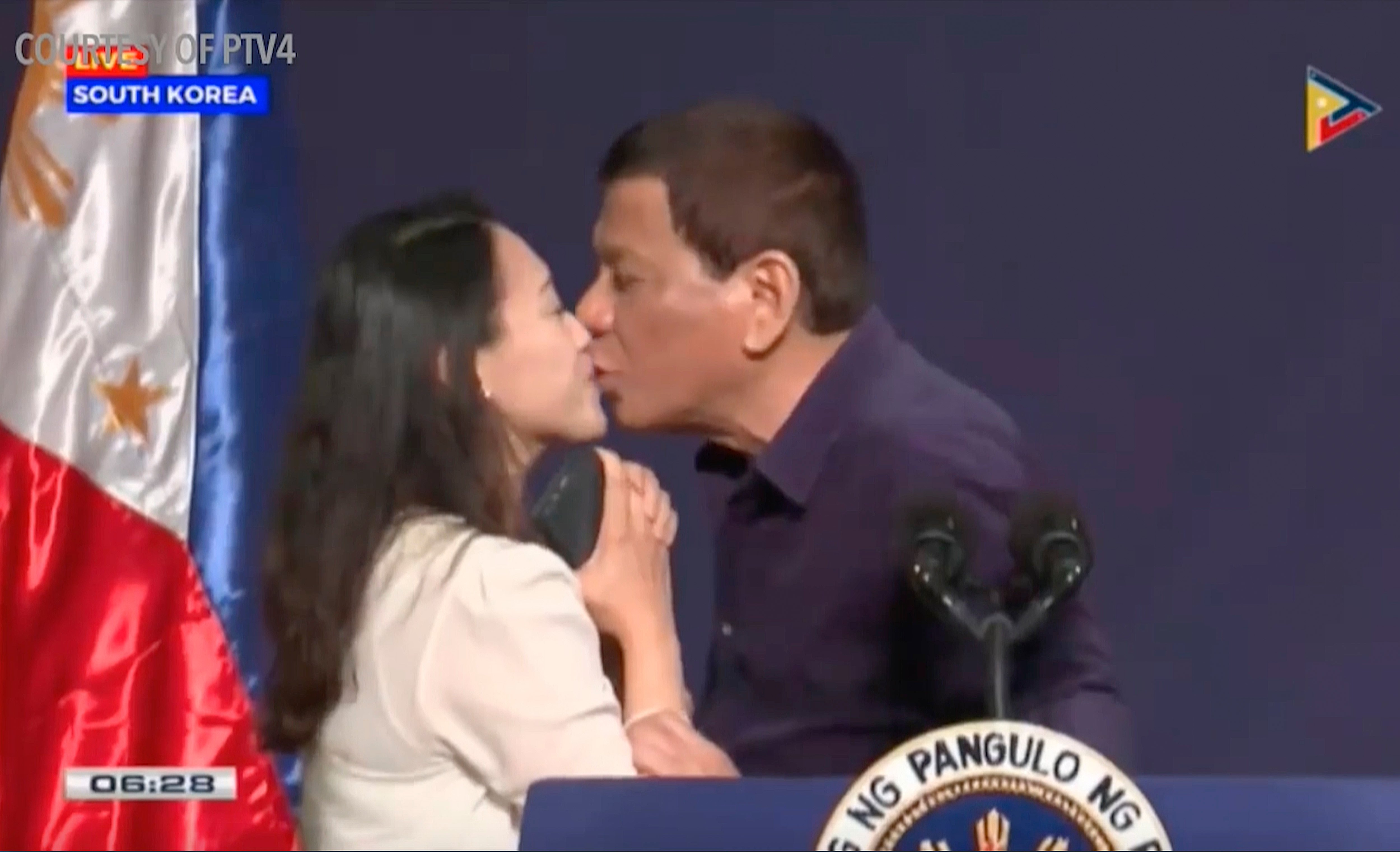 Video. La polémica por el beso del presidente filipino