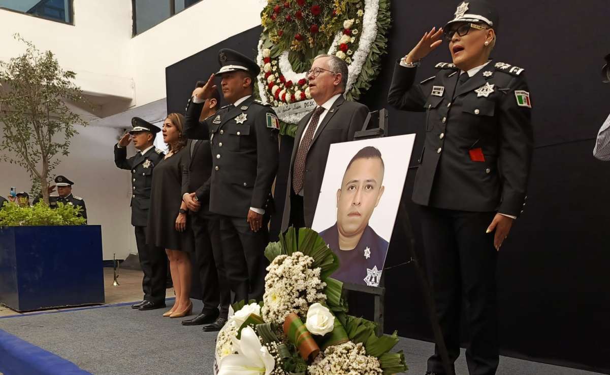 Rinden homenaje a policía que falleció tras defender a 2 mujeres de hombre armado en Naucalpan