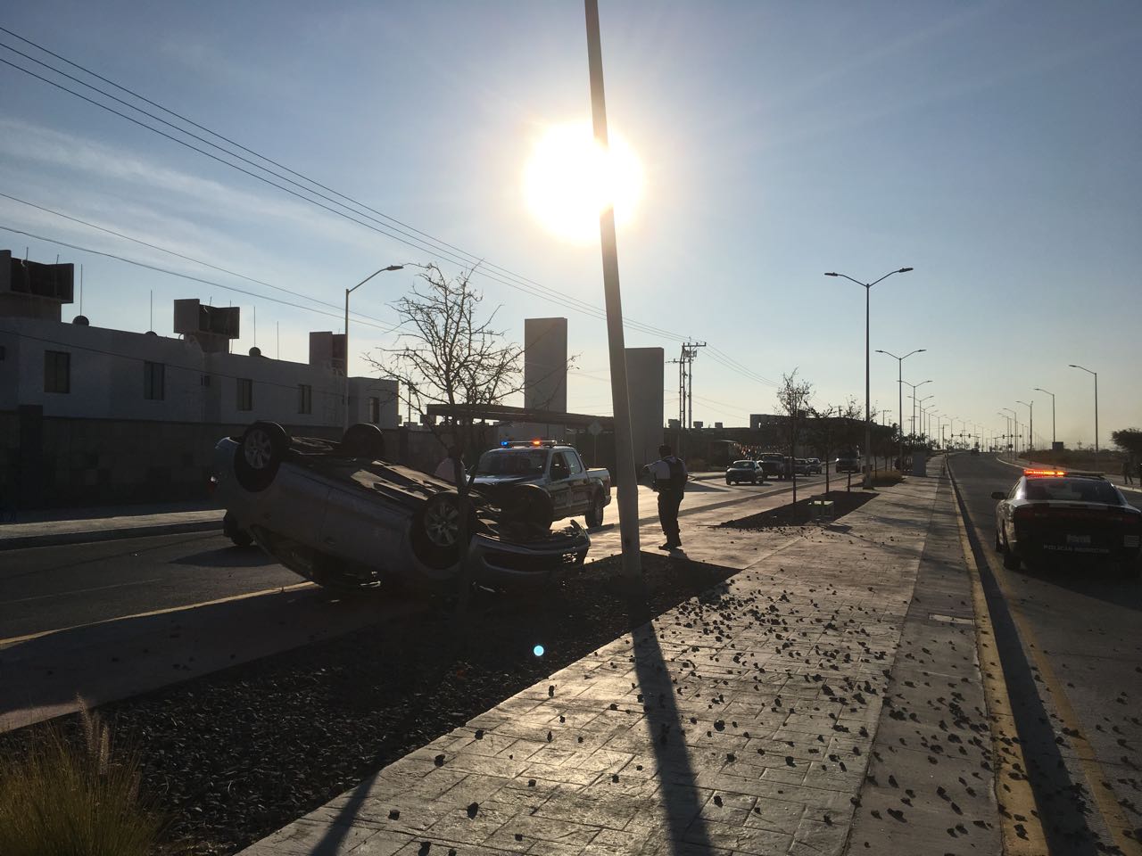 Registran aparatosa volcadura en Paseo Querétaro