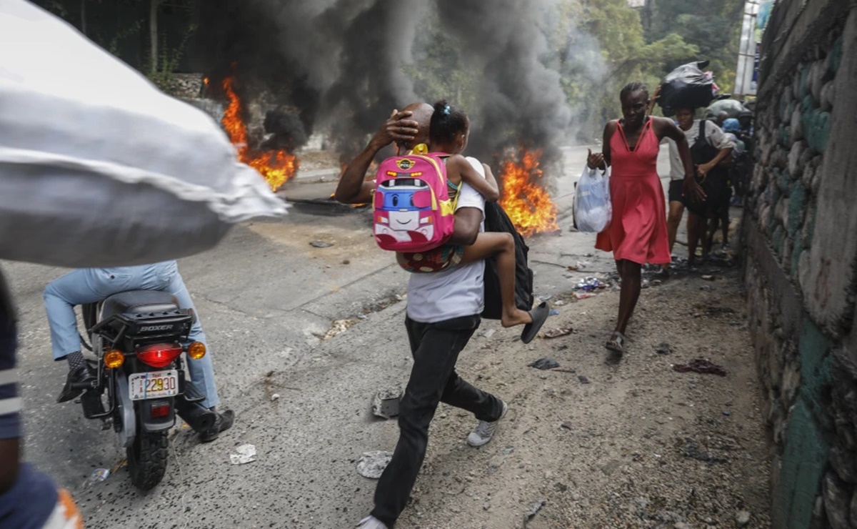 Pandillas incendian puestos policiales en Haití