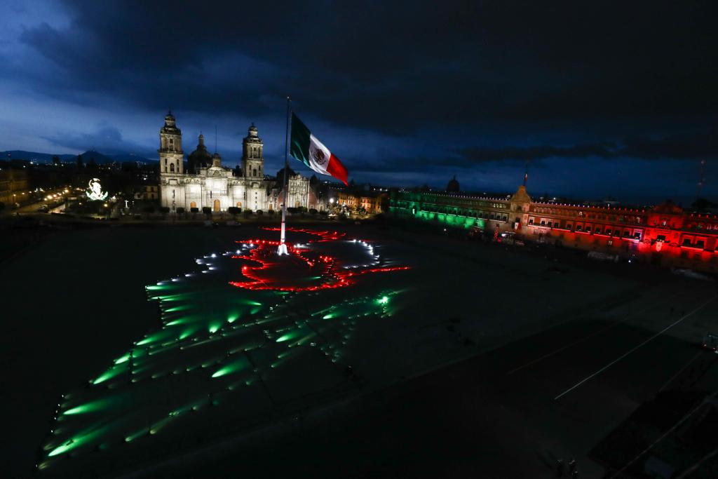 Decenas de capitalinos intentan entrar al Zócalo pero pocos lo logran