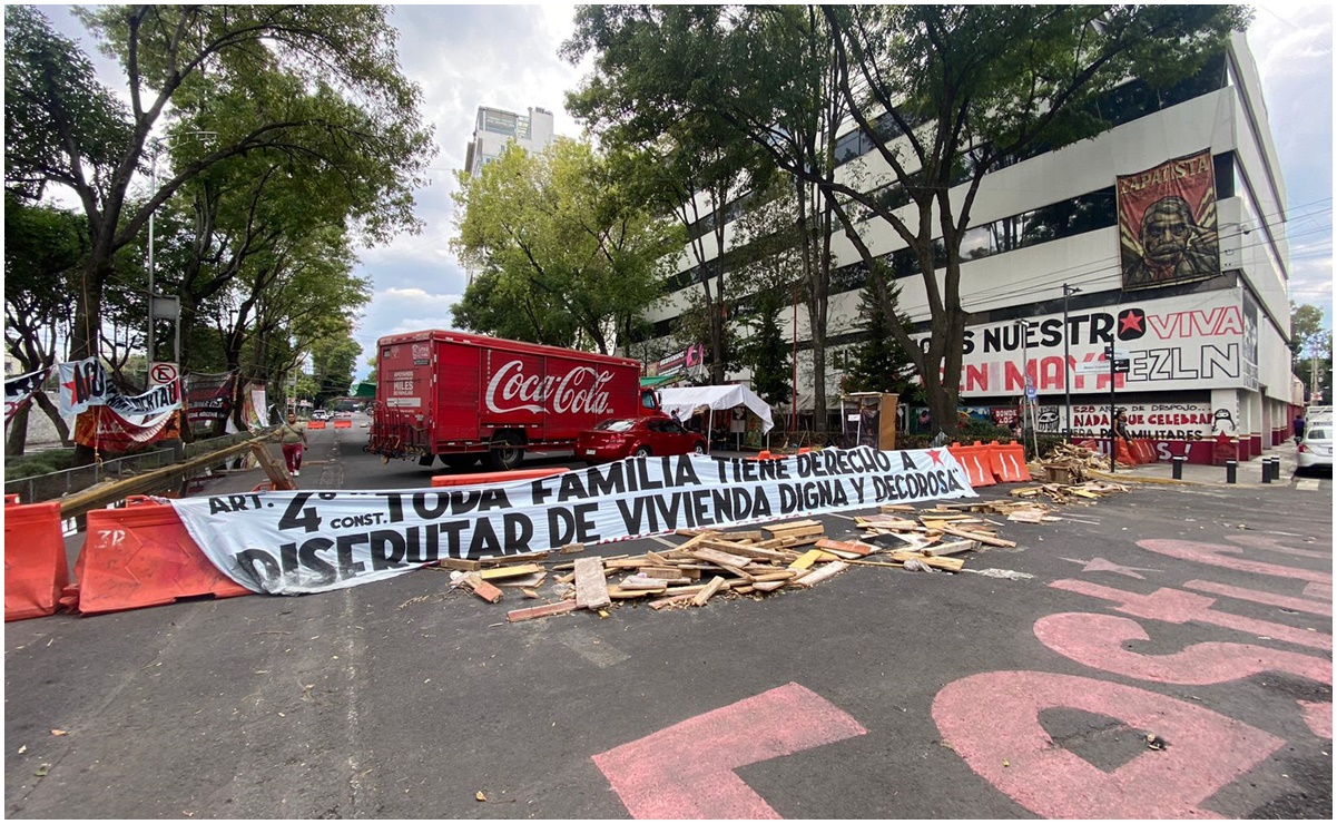 Comunidad Otomí retiene camión de refrescos y bloquea avenida México Coyoacán; manifestantes exigen vivienda