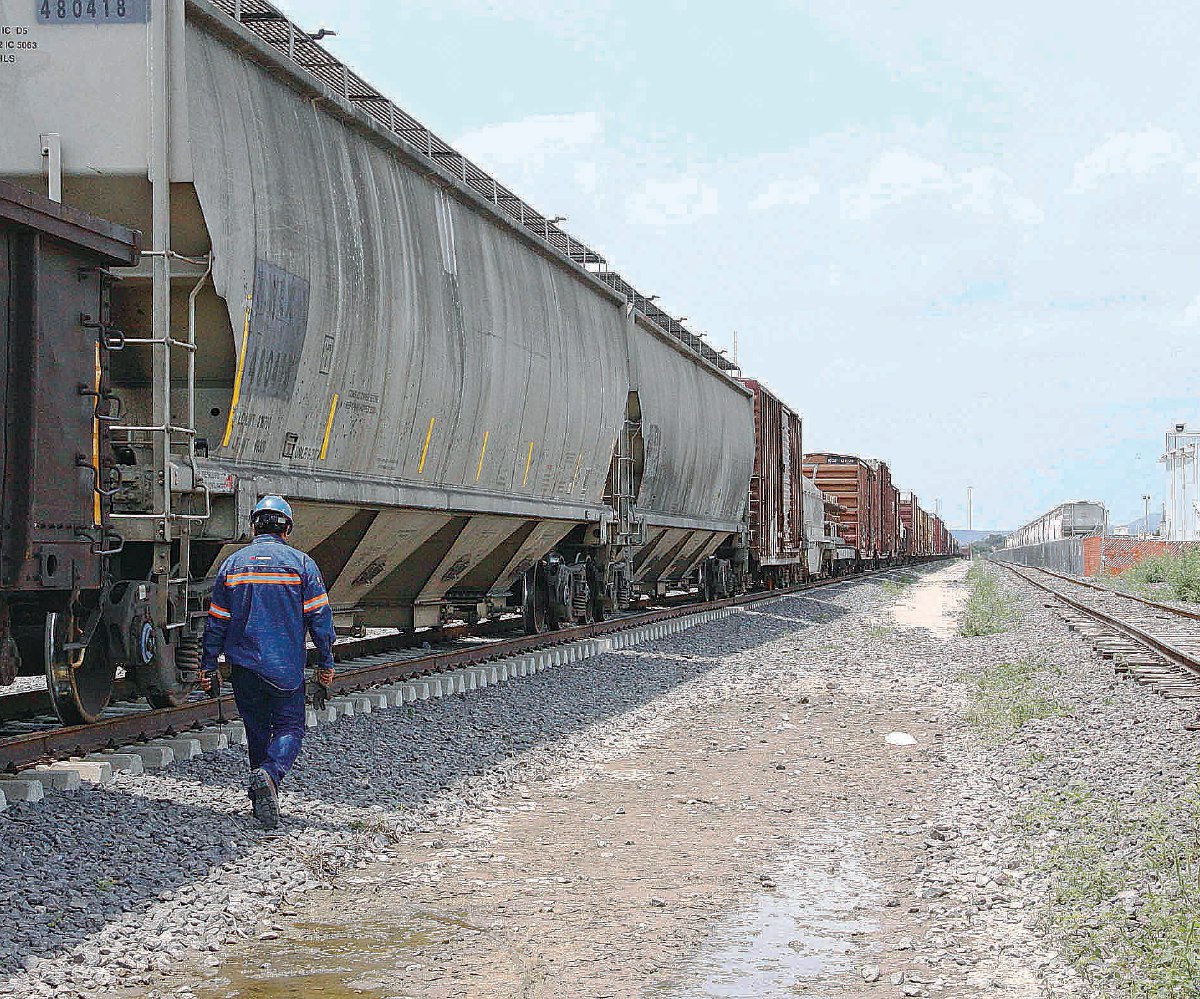 Hombre resulta lesionado por tren de carga en Macoyahui, caminaba en medio de las vías