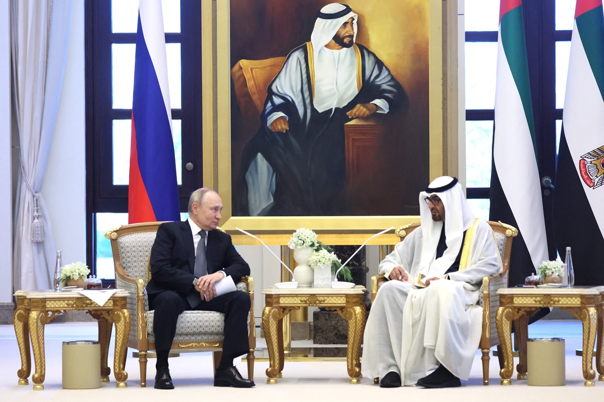 Putin inicia  visita oficial a Emiratos Árabes Unidos, escoltado por cazas rusos