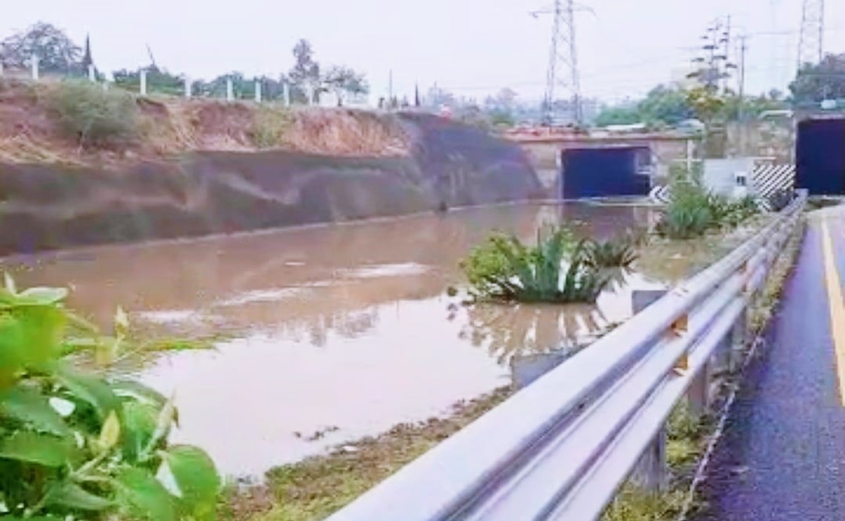 Inundación en Circuito Exterior Mexiquense cierra vialidad hacia Puebla