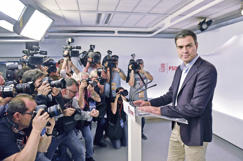 Sánchez renuncia a liderazgo del PSOE 