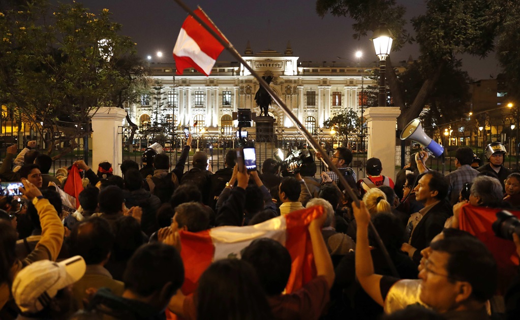 Crisis en Perú: suspenden a presidente Vizcarra y nombran a interina
