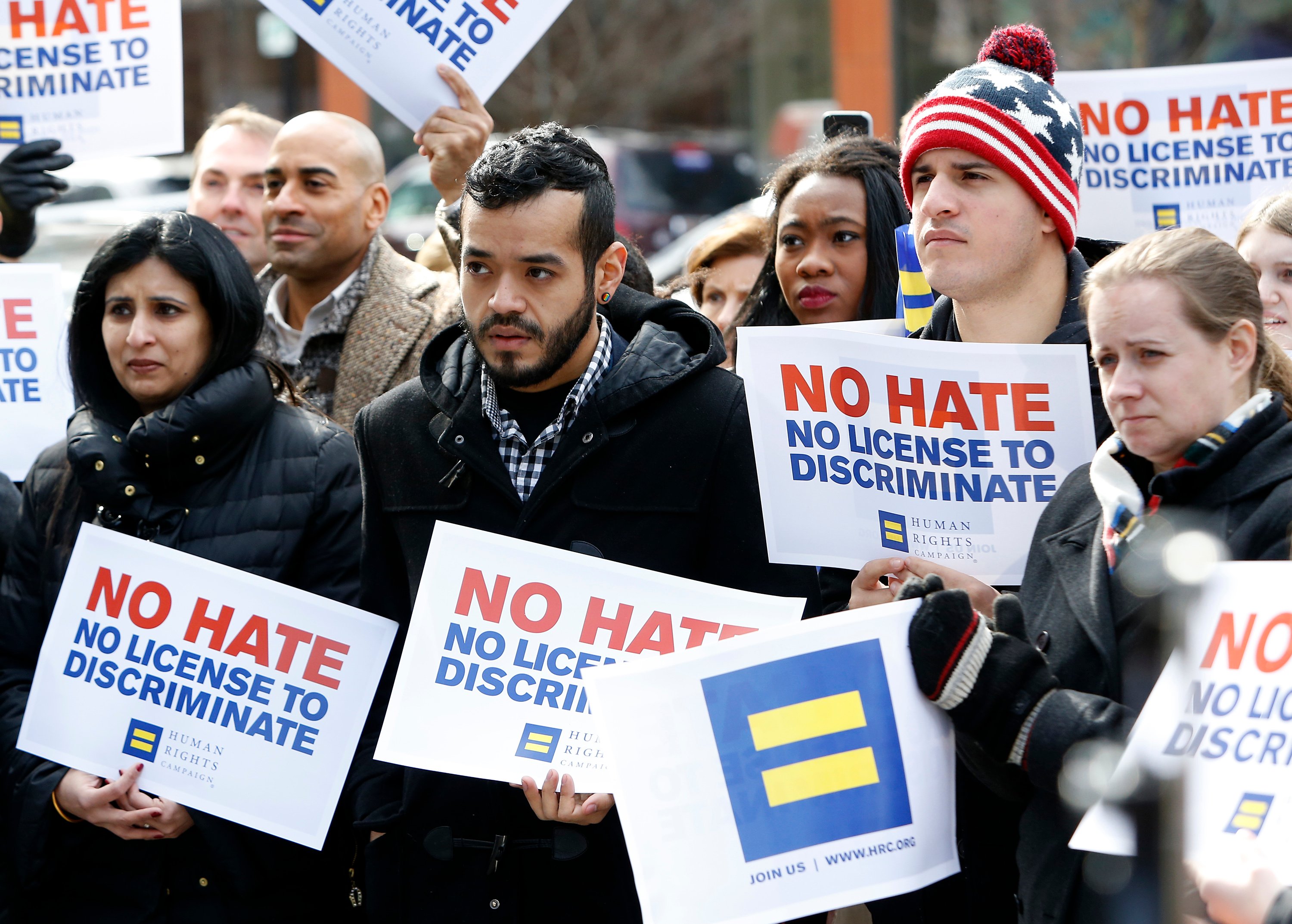 Massachusetts y NY se unen a demanda contra veto a musulmanes