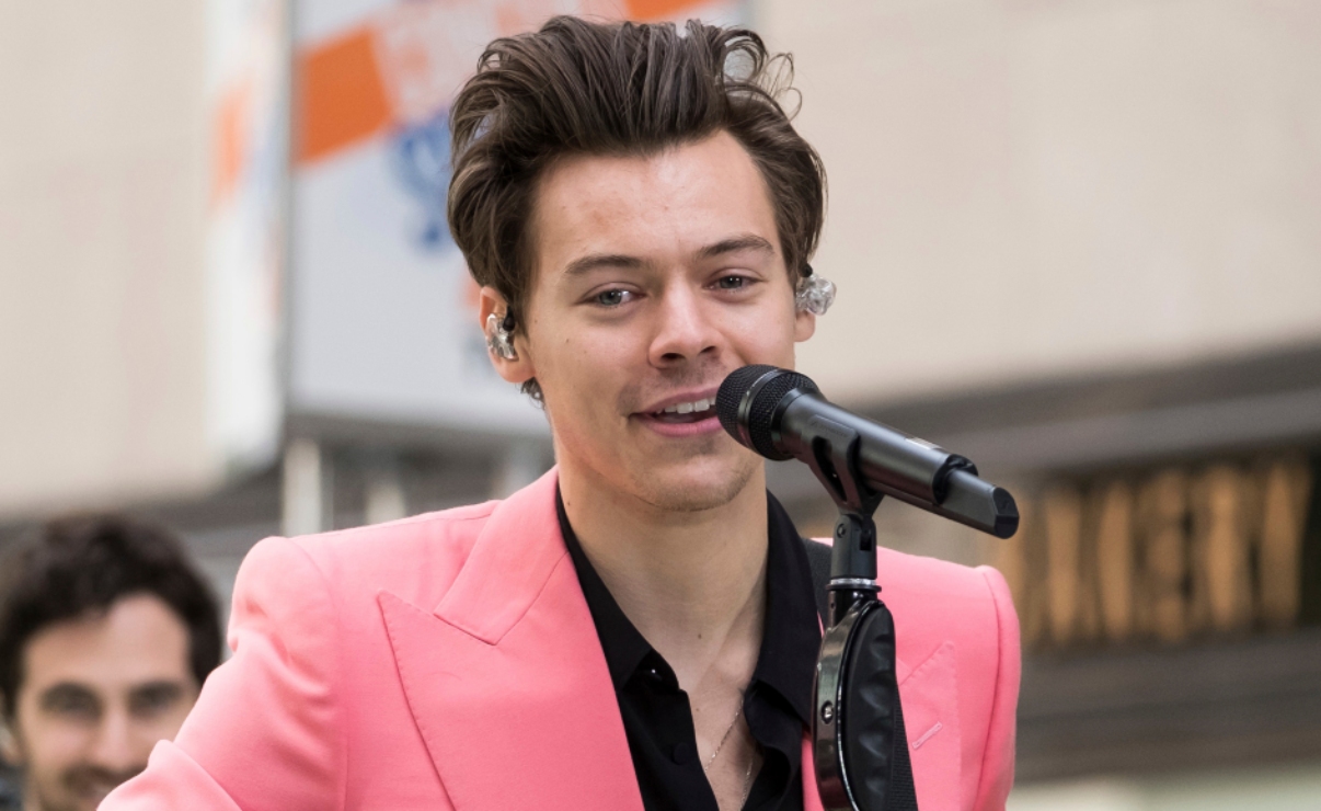¡Adiós peluches! Harry Styles recibe un nugget de pollo en el escenario